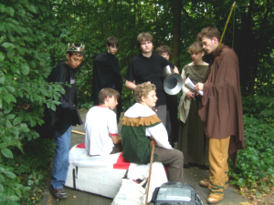 Wer versteckt sich da im Wald? - Eine Theatertruppe.